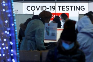 ​Khu vực xét nghiệm COVID-19 tư nhân trong một khu mua sắm sầm uất ở London, Anh, ngày 22-12.