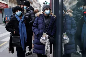 Người dân Pháp xếp hàng chờ xét nghiệm COVID-19 ở thủ đô Paris, ngày 23-12.