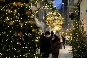 Người dân Ý đeo khẩu trang xuống đường để đón chào lễ Giáng sinh.
