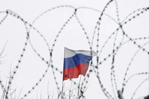 Quốc kỳ Nga được treo trên nóc đại sứ quán Nga ở Kiev, Ukraine ngày 26-3-2018.