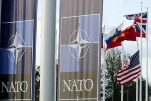 Quốc kỳ các nước thành viên NATO được treo bên ngoài trụ sở của tổ chức này ở Brussels, Bỉ.