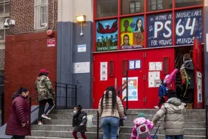 Phụ huynh đến đón con của họ bên ngoài một trường học ở bang New York, Mỹ, ngày 21-12.