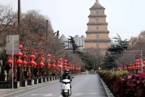 Đường phố trở nên vắng vẻ sau khi chính quyền TP Tây An siết chặt các biện pháp hạn chế đi lại, ngày 26-12.