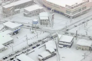 Tuyết rơi phủ trắng mái nhiều ngôi nhà và đường phố ở Nhật.