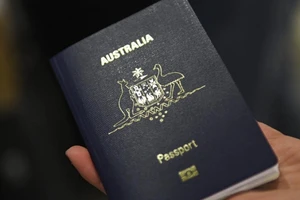 Một du khách cầm cuốn hộ chiếu của Úc.