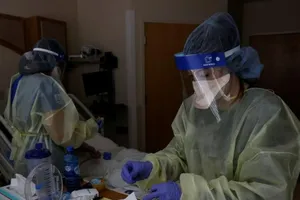 Các nhân viên y tế Mỹ mặc đồ bảo hộ để phòng chống nguy cơ lây nhiễm bệnh nấm.