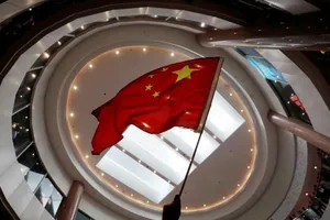 Một người đang cầm quốc kỳ của Trung Quốc.