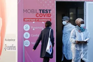 Một người phụ nữ đến trạm xét nghiệm COVID-19 di động ở Paris, Pháp, ngày 31-12-2021.
