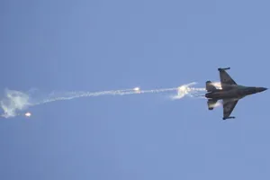 Máy bay chiến đấu F-16 của Không quân Israel thả pháo sáng trong một cuộc trình diễn.