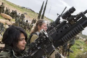 Những binh sĩ nữ Israel đang kiểm tra vũ khí của họ trong quá trình huấn luyện vào ngày 28-2-2017. 