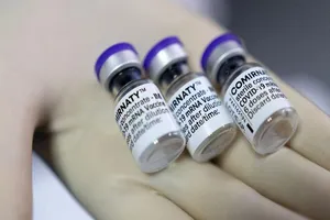 Một bác sĩ đang cầm những lọ vaccine COVID-19 Pfizer/BioNTech tại Viện Sức khỏe và An toàn Thực phẩm Zenica, Bosnia và Herzegovina, ngày 16-12-2021.