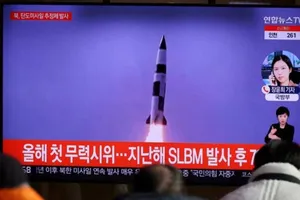 Người dân Triều Tiên xem đoạn phim phát sóng trên TV về vụ thử tên lửa mới nhất vào ngày 5-1. 