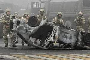 Quân đội Kazakhstan có mặt tại quảng trường chính, nơi hàng trăm người biểu tình chống lại chính phủ ở TP Almaty, ngày 6-1.