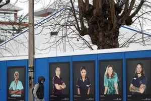 Hình ảnh các nhân viên Dịch vụ Y tế Quốc gia (NHS) được trưng bày bên ngoài bệnh viện dã chiến ở London, Anh, ngày 8-1.