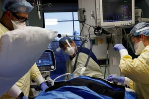 Nhân viên y tế đang điều trị cho một bệnh nhân nhiễm COVID-19 tại Đơn vị Chăm sóc Đặc biệt (ICU) ở Bệnh viện Western Reserve, Ohio, Mỹ, ngày 4-1.