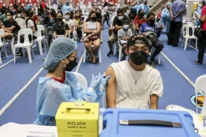 Một người đàn ông được tiêm vaccine ngừa COVID-19 tại TP Makati, Philippines vào ngày 6-1. 