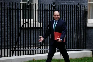 Bộ trưởng Quốc phòng Anh Ben Wallace đi dạo bên ngoài Phố Downing ở London, Anh, ngày 27-10-2021.