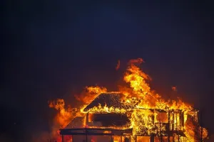 Một ngôi nhà bốc cháy hoàn toàn sau khi đám cháy rừng quét qua TP Louisville, bang Colorado, Mỹ vào ngày 30-12-2021.