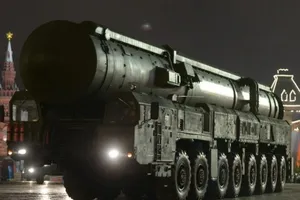 Hệ thống tên lửa đạn đạo xuyên lục địa Topol-M trong buổi diễn tập duyệt binh trên Quảng trường Đỏ ở Moscow.