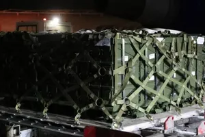 Đại sứ quán Mỹ cho biết các thùng này chứa gần 100 tấn "hàng viện trợ nguy hiểm chết người", bao gồm cả đạn dược dành cho quân đội Ukraine.