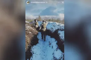 Nhóm cựu binh sĩ Mỹ được nhìn thấy mặc quân phục, dường như đang kiểm tra các vị trí chiến đấu và chiến hào của quân đội Ukraine. 