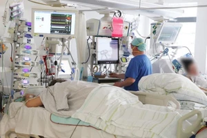 Những bệnh nhân nhiễm COVID-19 đang được điều trị trong một bệnh viện.