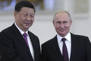 Chủ tịch Trung Quốc Tập Cận Bình (bên trái) cùng Tổng thống Nga Vladimir Putin (bên phải).