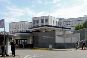 Bên ngoài trụ sở Đại sứ quán Mỹ tại Kiev, Ukraine.