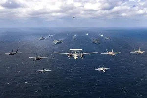 Hải quân Mỹ điều hai siêu tàu sân bay đến tập trận cùng Nhật Bản tại vùng Biển Philippines. 