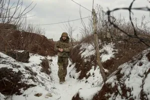 Một thành viên của lực lượng quân đội Ukraine có mặt ở khu vực biên giới giáp với Nga tại vùng Donetsk, ngày 22-1.