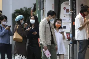 Người dân Đài Loan đeo khẩu trang phòng chống dịch COVID-19, tháng 11-2021.