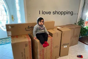 Cậu bé Ayaansh ngồi trên đống đồ nội thất mà cậu đặt mua và được giao tới tận nhà.