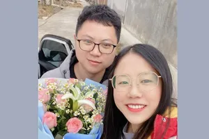 Zhao Xiaoqing bị kẹt ở nhà người yêu qua mạng của cô, anh Zhao Fei, suốt một tháng trời vì lệnh phong tỏa COVID-19.