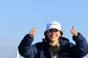 Zara Rutherford, 19 tuổi, tự tin cười tươi sau chuyến bay năm tháng giúp cô trở thành nữ phi công trẻ nhất bay vòng quanh thế giới một mình.