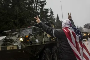 Một người ủng hộ chào đón các binh sĩ Mỹ tại biên giới Czech - Ba Lan.