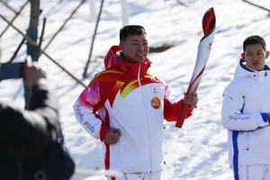 Ông Qi Fabao - Trung đoàn trưởng Bộ Chỉ huy Quân sự Tân Cương PLA - đã được chọn để làm người dẫn đầu lễ rước đuốc truyền thống.