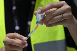 Một nhân viên y tế chuẩn bị một liều vaccine ngừa COVID-19 tại một trung tâm tiêm chủng ở Singapore vào ngày 21-4-2021.