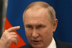 Tổng thống Nga Vladimir Putin trong buổi họp báo sau cuộc hội đàm với Tổng thống Pháp vào ngày 7-2.