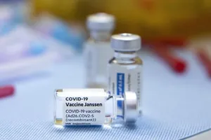 Hai lọ vaccine ngừa COVID-19 của hãng dược Mỹ Johnson & Johnson.