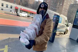 VIDEO: Trộm một lúc 10 phần thịt bò, nhân viên thấy nhưng làm lơ