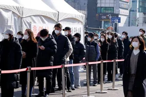 Người dân xếp hàng chờ để được xét nghiệm COVID-19 tại một địa điểm xét nghiệm ở City Hall Plaza, Seoul, Hàn Quốc, ngày 10-2.