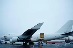 Một chiếc máy bay chở hàng viện trợ quân sự của Mỹ cho Ukraine tại Sân bay Quốc tế Boryspil.