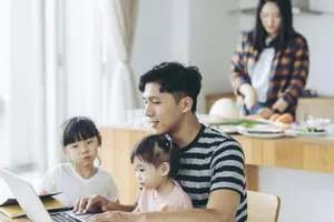 Công việc nhà có thể khiến nhiều người nội trợ không còn hứng thú với các cử chỉ lãng mạn.