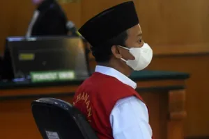 Thầy giáo người Indonesia Herry Wirawan bị kết án tù chung thân vì tội hiếp dâm 13 học sinh.