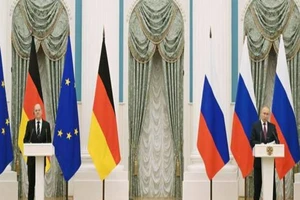 Tổng thống Nga Vladimir Putin (phải) và Thủ tướng Đức Olaf Scholz (trái) tham dự cuộc họp báo tại Moscow, vào ngày 15-2.