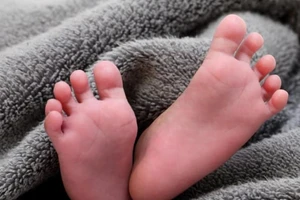 Cận cảnh bàn chân của một đứa bé sơ sinh.