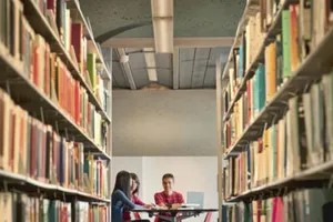 Học sinh kiện trường vi phạm quyền công dân vì cấm sách trong thư viện