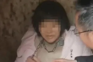 Người phụ nữ bị xích cổ được cho là nạn nhân của một vụ buôn người.