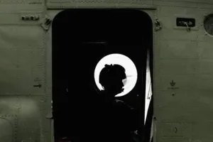 Một phi công ngồi trên máy bay trực thăng Chinook của lực lượng Không quân Hoàng gia Anh.