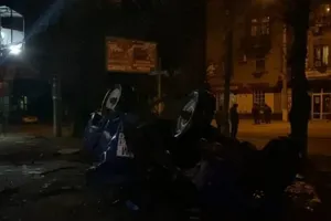 Chiếc xe hơi bị hư hỏng nặng sau vụ nổ bên ngoài tòa nhà văn phòng Trung tâm chung về Điều phối và kiểm soát ngừng bắn (JCCC).